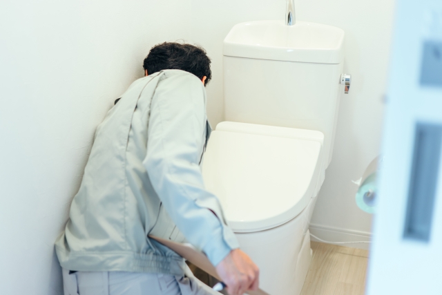 トイレの水（排水・水漏れ）に関する修理依頼は水道修理業者に頼む