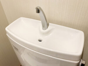 トイレタンクからの漏水の直し方！原因や修理費用の相場も解説！