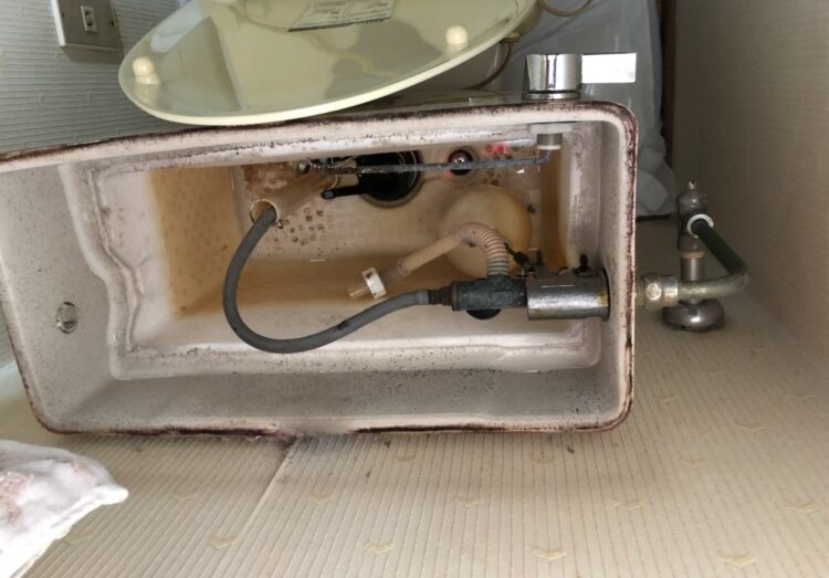 トイレタンク水漏れ / 大阪府東大阪市 施工前