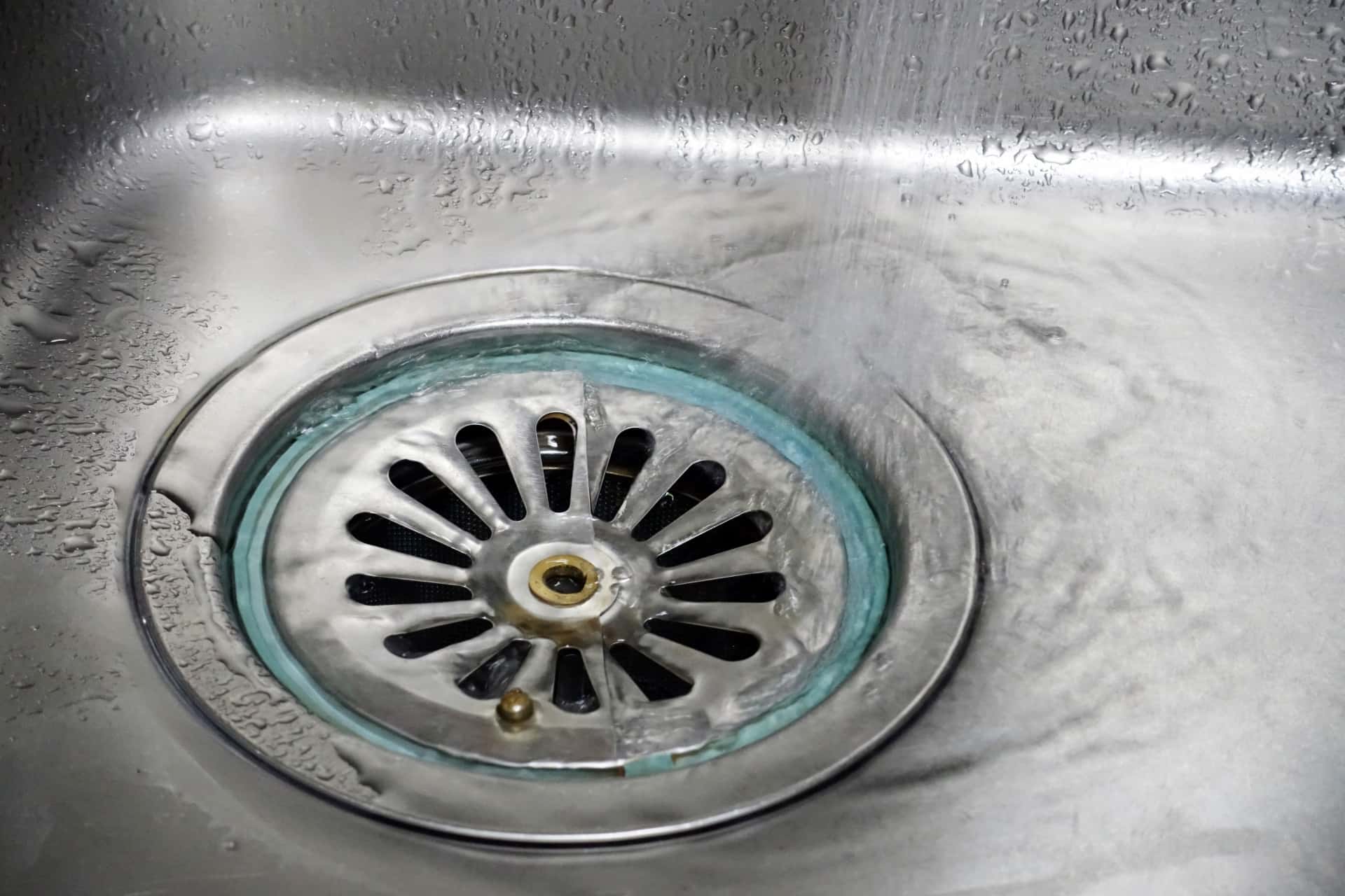 クリナップキッチンにも効果的な排水口つまりの解消方法