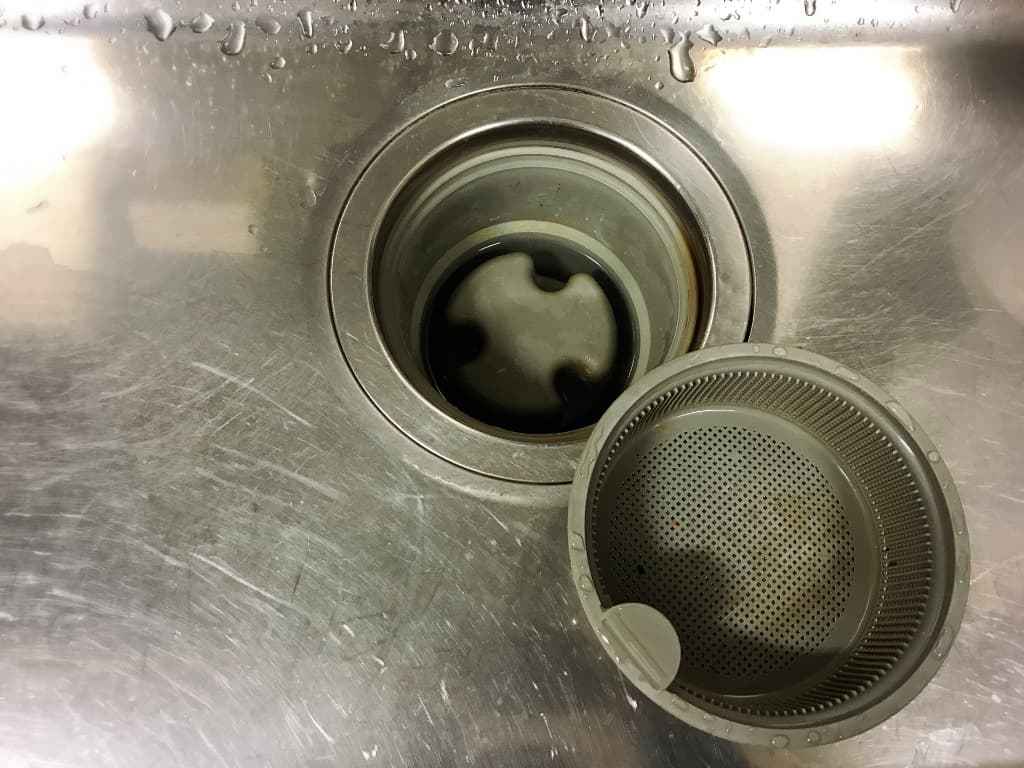 水まわりで下水の臭いがする主な原因