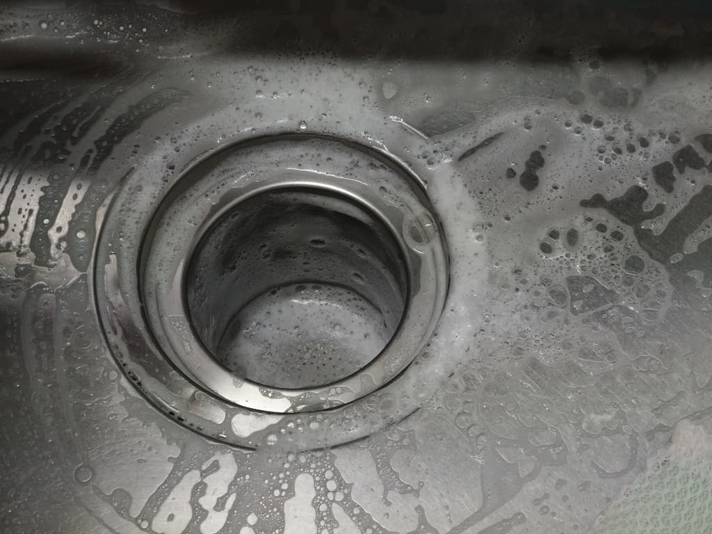 油による排水管のつまりを除去する方法