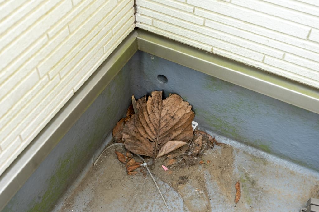 ベランダ排水溝で泥つまりを起こさない予防法