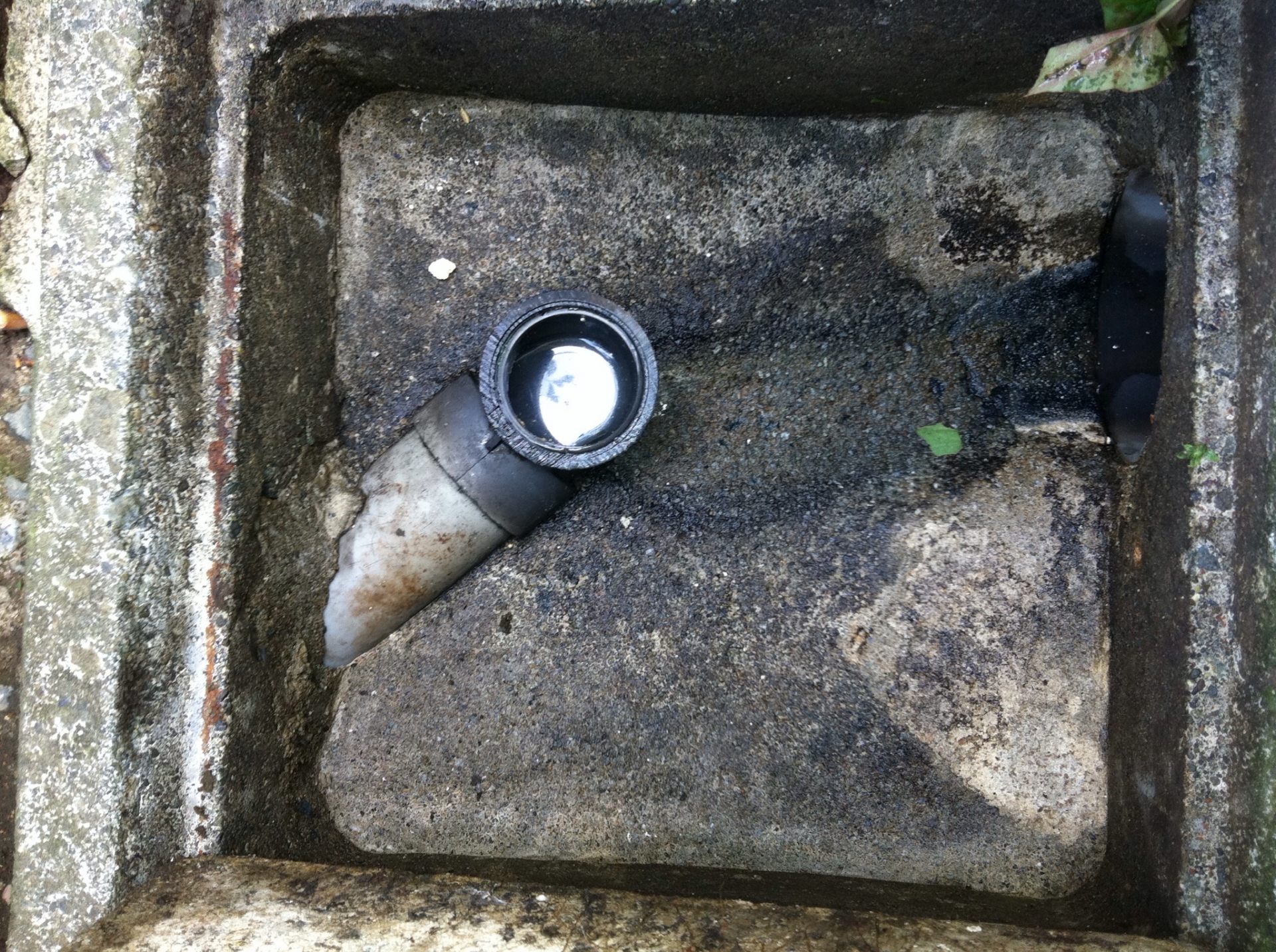 汚水枡の掃除方法|パイプユニッシュは使える?掃除したことない人必見! 33 汚水枡を掃除する時の注意点