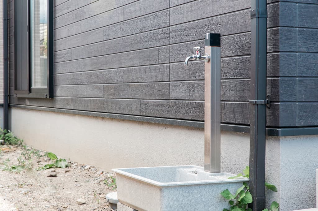 水を出しっぱなしにすると水道代はどのくらいかかる？