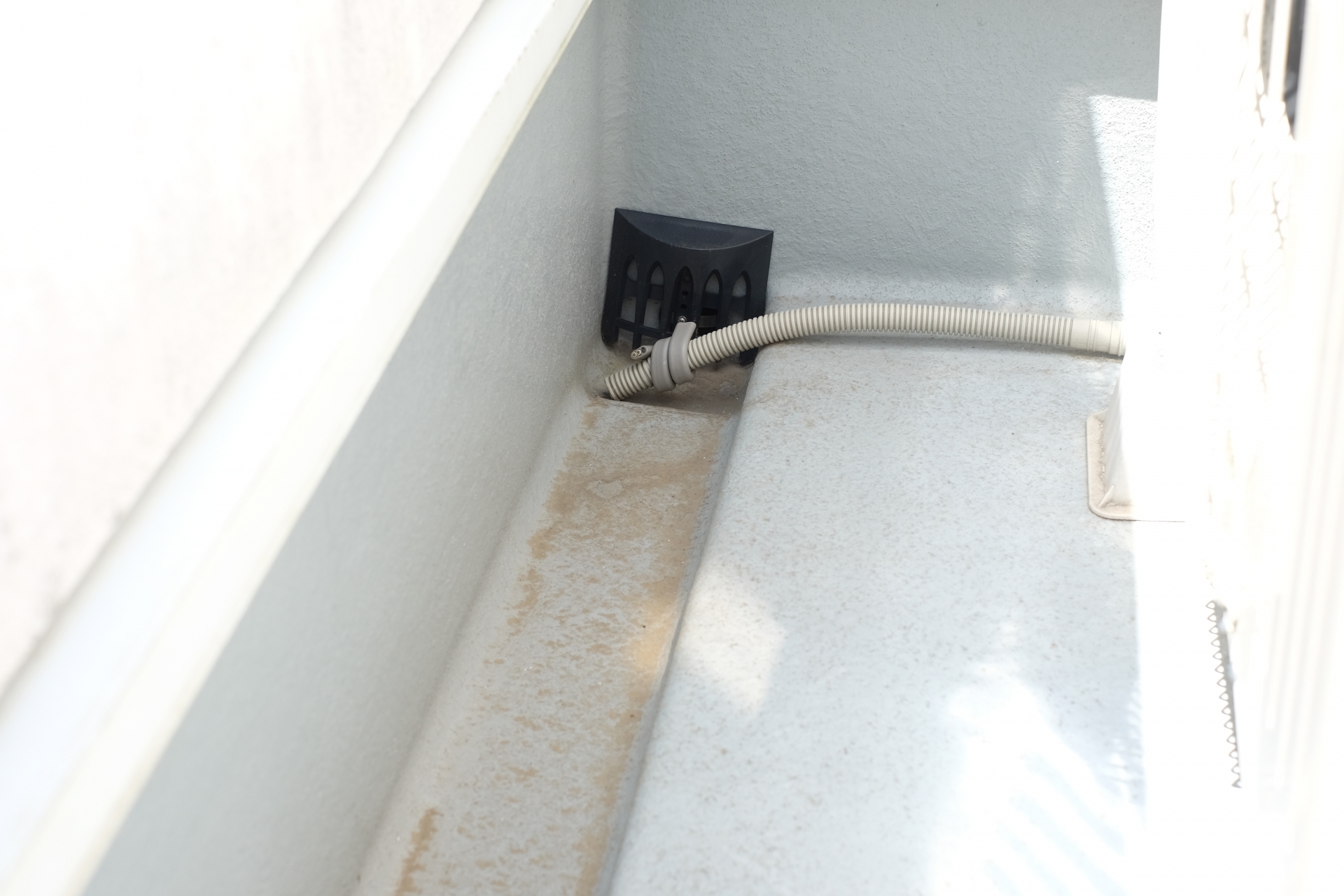 ベランダの排水溝がつまったときの応急処置