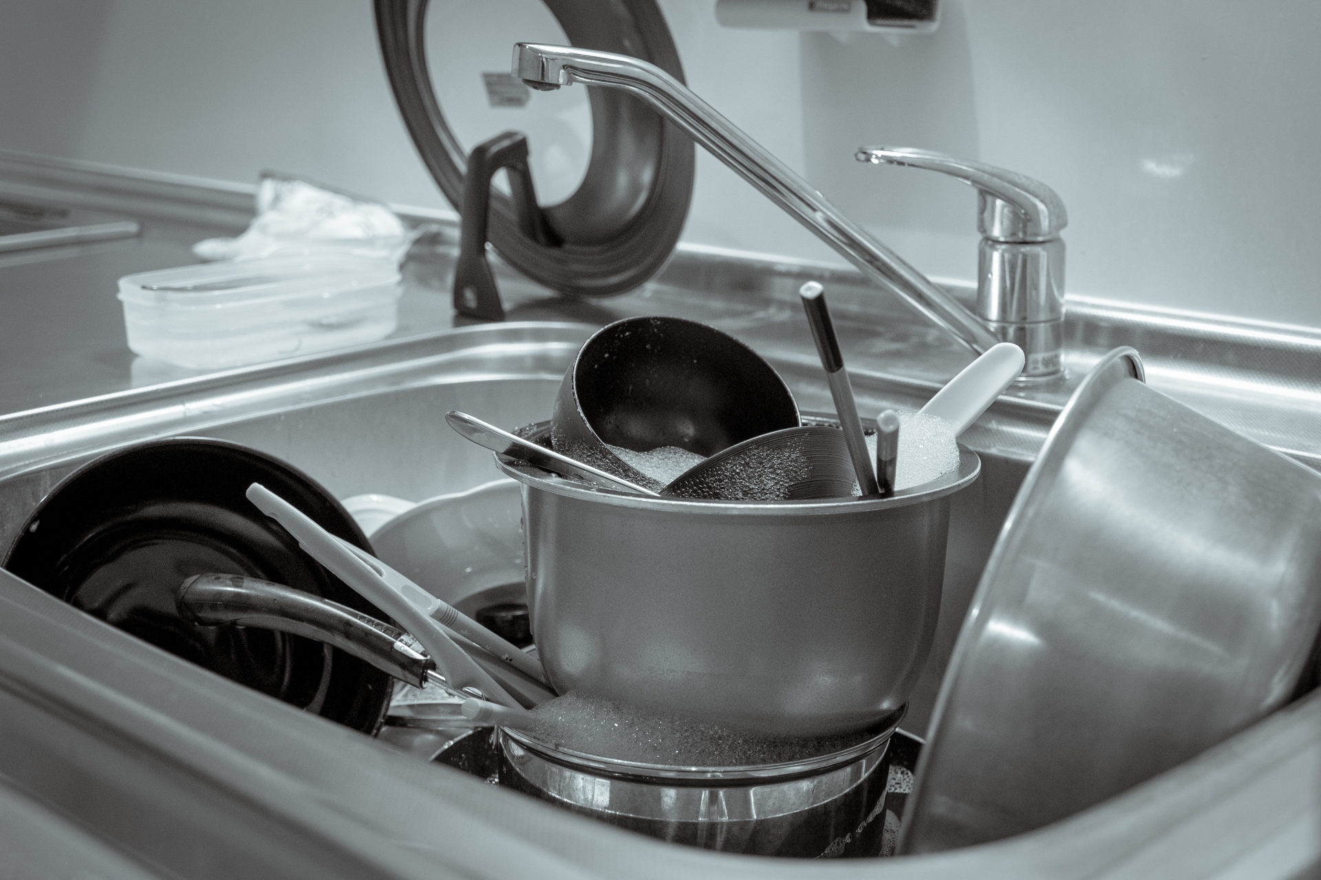 グリストラップでつまりが発生!応急処置と業者での解消料金を徹底解説 6 グリストラップのつまり修理・清掃時の注意点