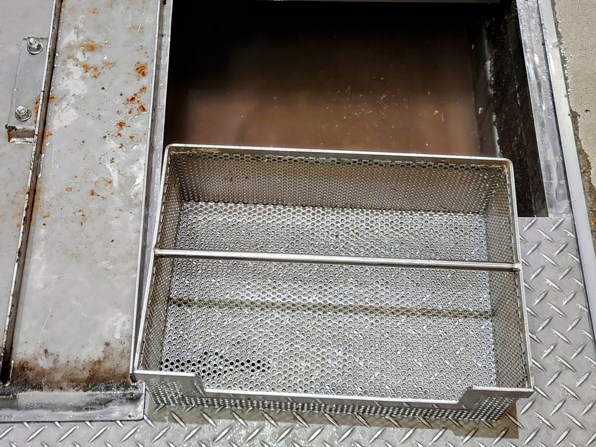 グリストラップでつまりが発生!応急処置と業者での解消料金を徹底解説 4 グリストラップで起きたつまりの応急処置方法6選