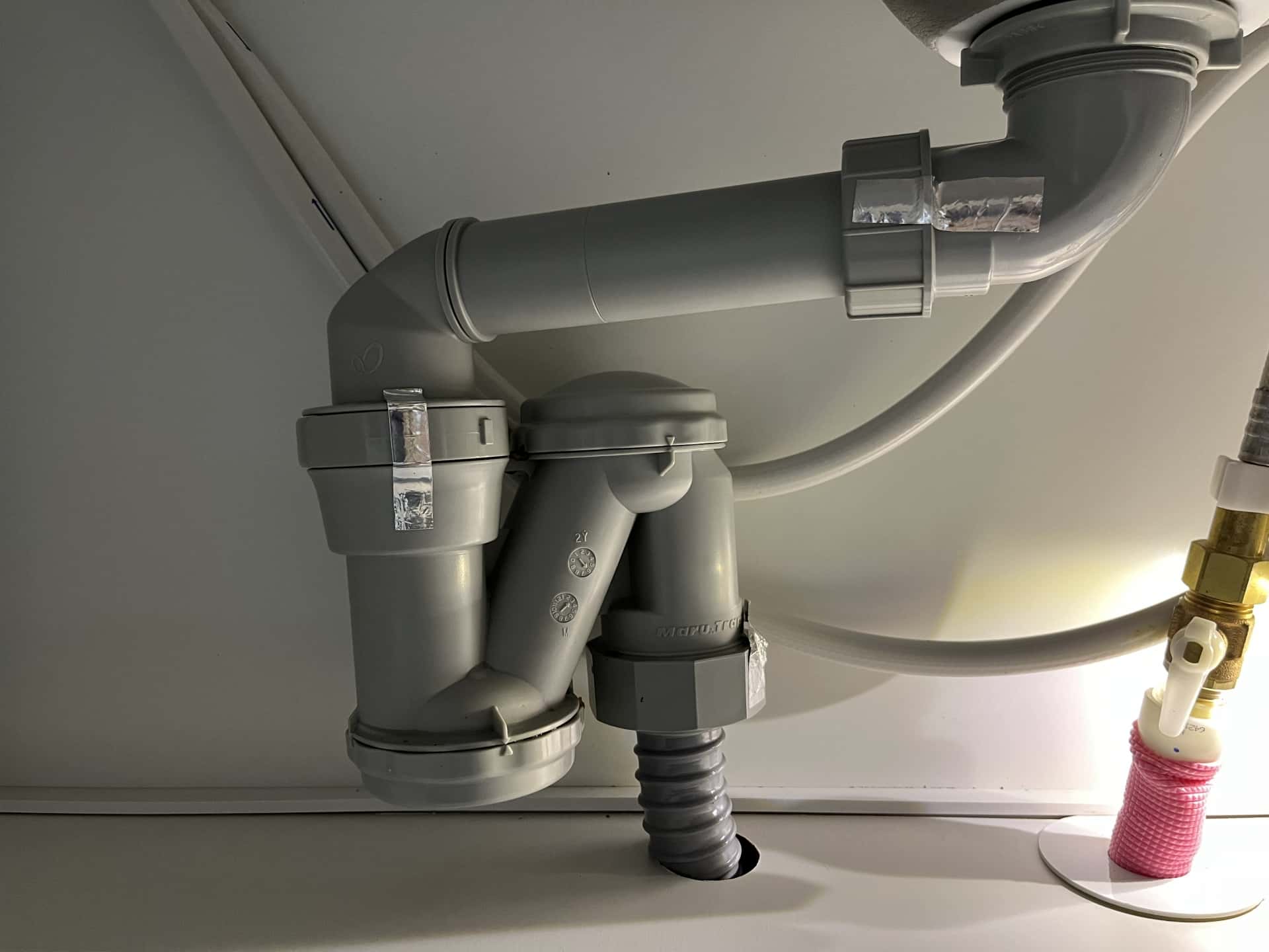 上の階で漏水が起きた場合の対処法