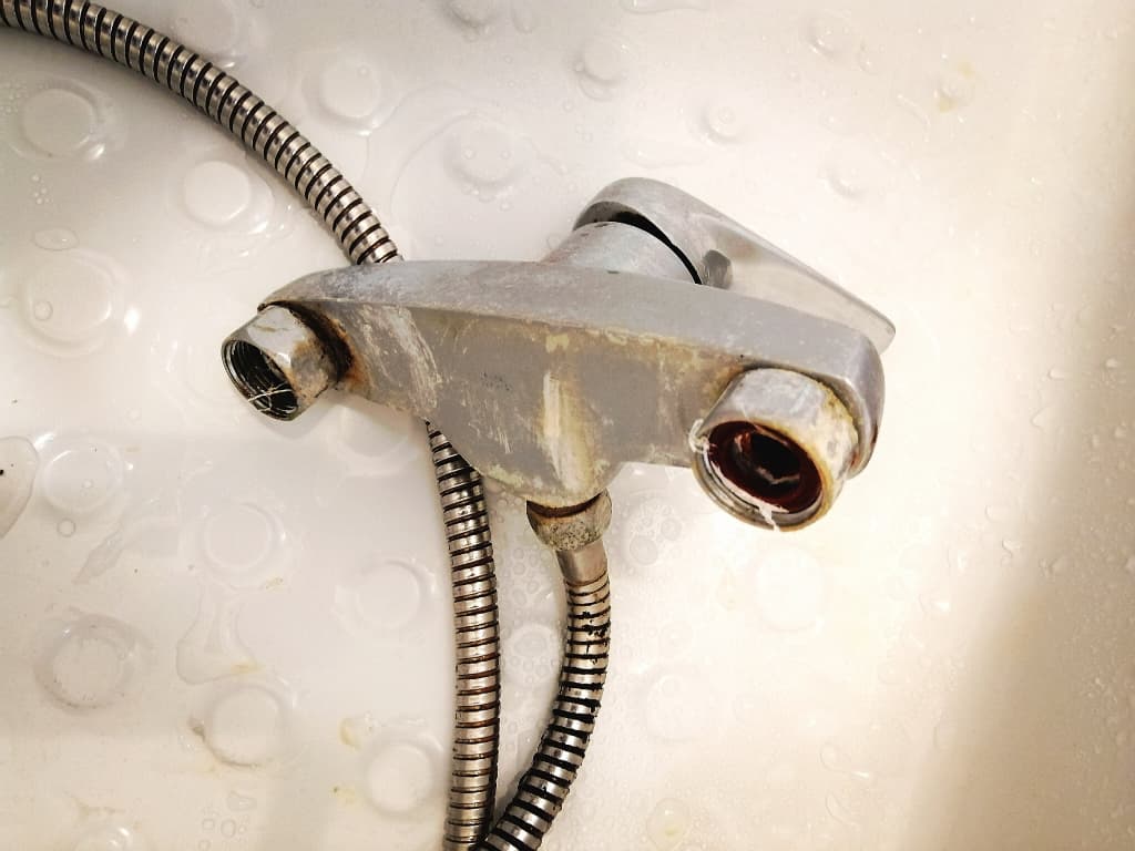 シャワーヘッド・ホースの交換方法!作業前の確認事項や注意点も解説 6 シャワーホースの交換方法