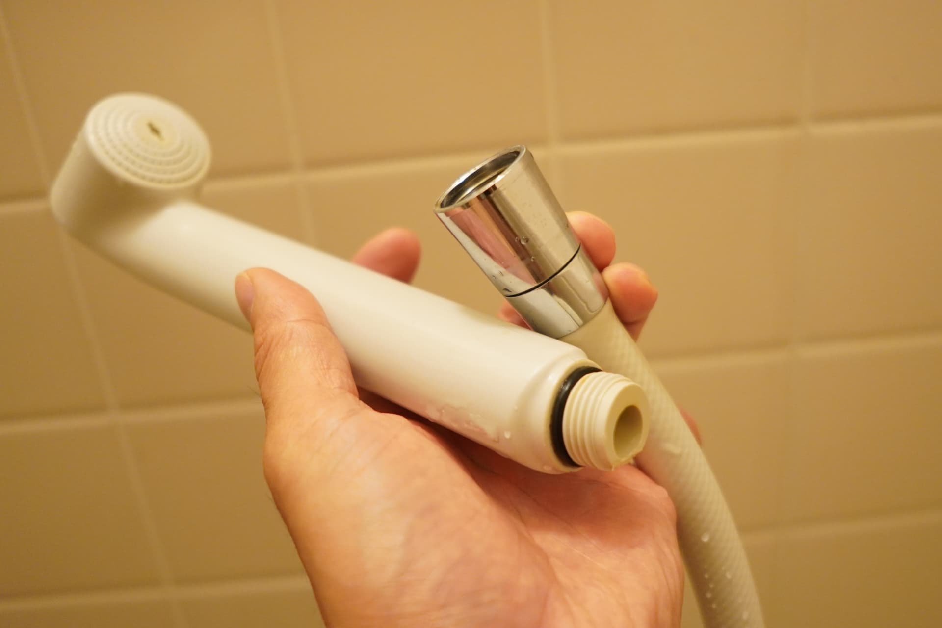 シャワーヘッド・ホースが外れない!各原因と交換時の対処法を紹介 2 シャワーヘッドやホースが外れない原因