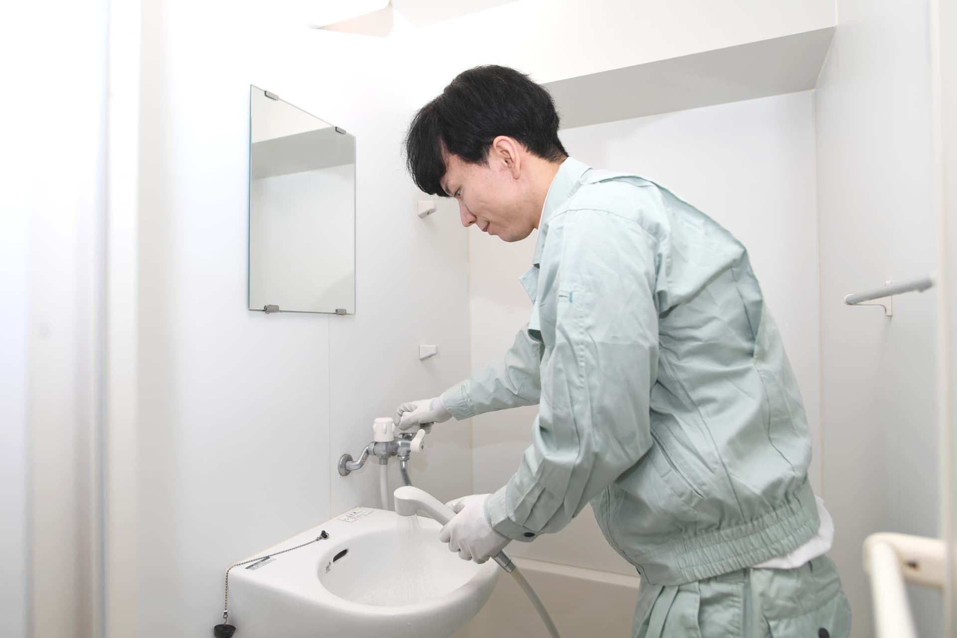 シャワーヘッド・ホースの交換方法!作業前の確認事項や注意点も解説 14 シャワーヘッド・ホースの自力交換が難しい場合はどこに頼む?