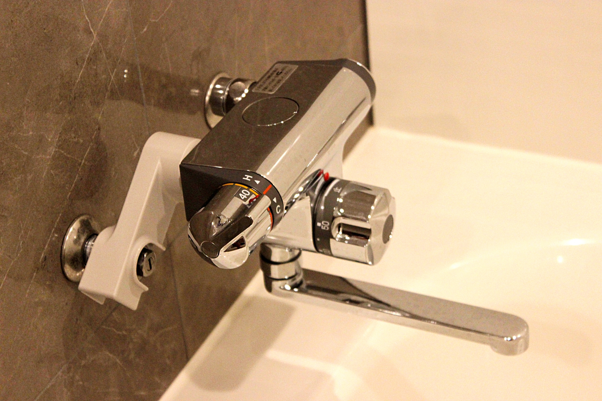 シャワーの止水栓はどこ?ないときの探し方・水圧を上げる方法を解説 2 シャワーの止水栓はどこ?よくある設置場所は3か所