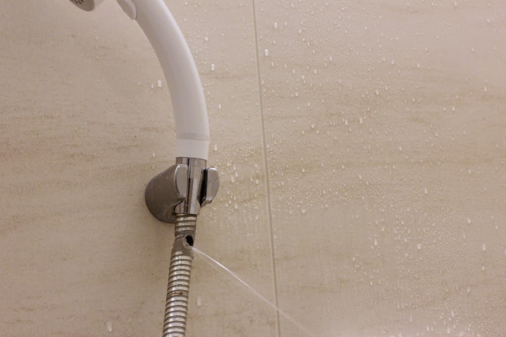 シャワーヘッド・ホースの交換方法!作業前の確認事項や注意点も解説 17 シャワーヘッド・ホースを交換せず使い続けるリスク