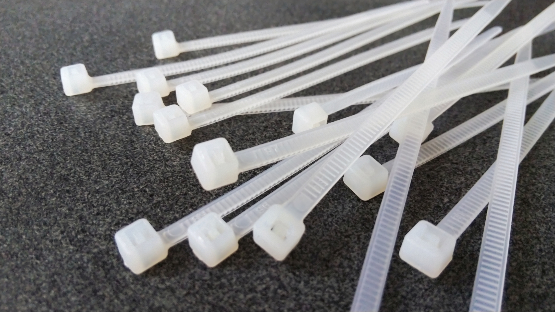 屋外にも対応｜固定・補助に使うグッズ 