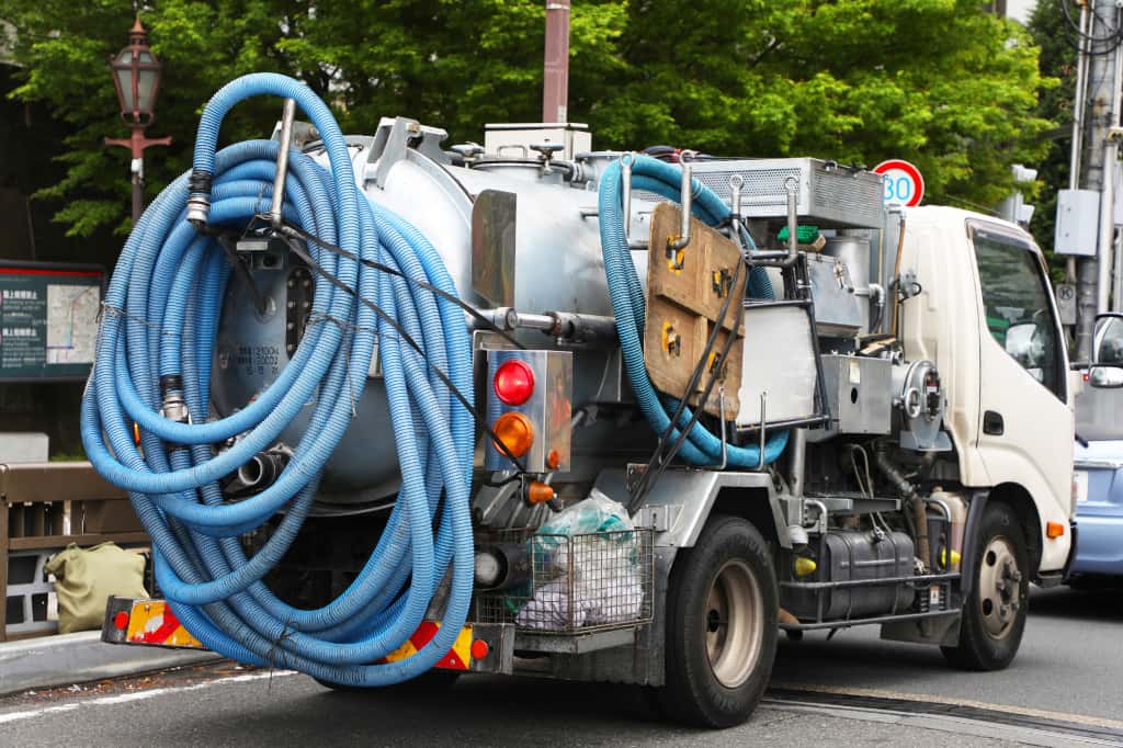 汲み取り式トイレもつまりが起こる!主な原因と解消法・予防法を紹介 5 汲み取り式トイレのつまり解消に効果的な方法