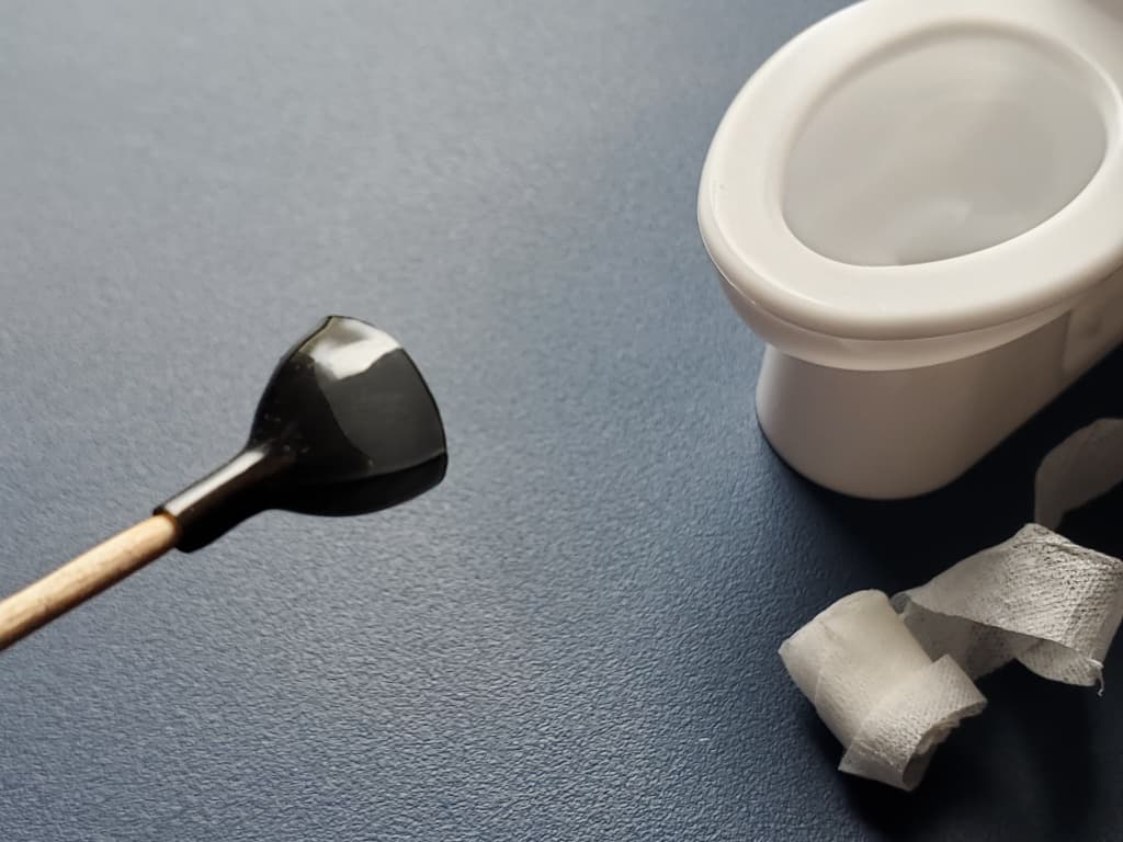 トイレの水が溢れる原因は「つまり」!今すぐできる対処法と注意点 18 ラバーカップでのトイレつまりの直し方