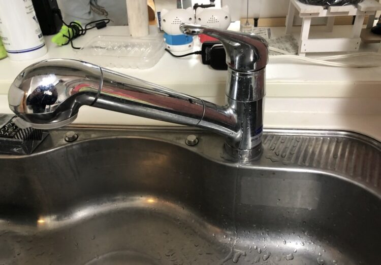 台所の蛇口からポタポタ水漏れ…60分で新品に交換した事例 / 奈良県桜井市 施工前