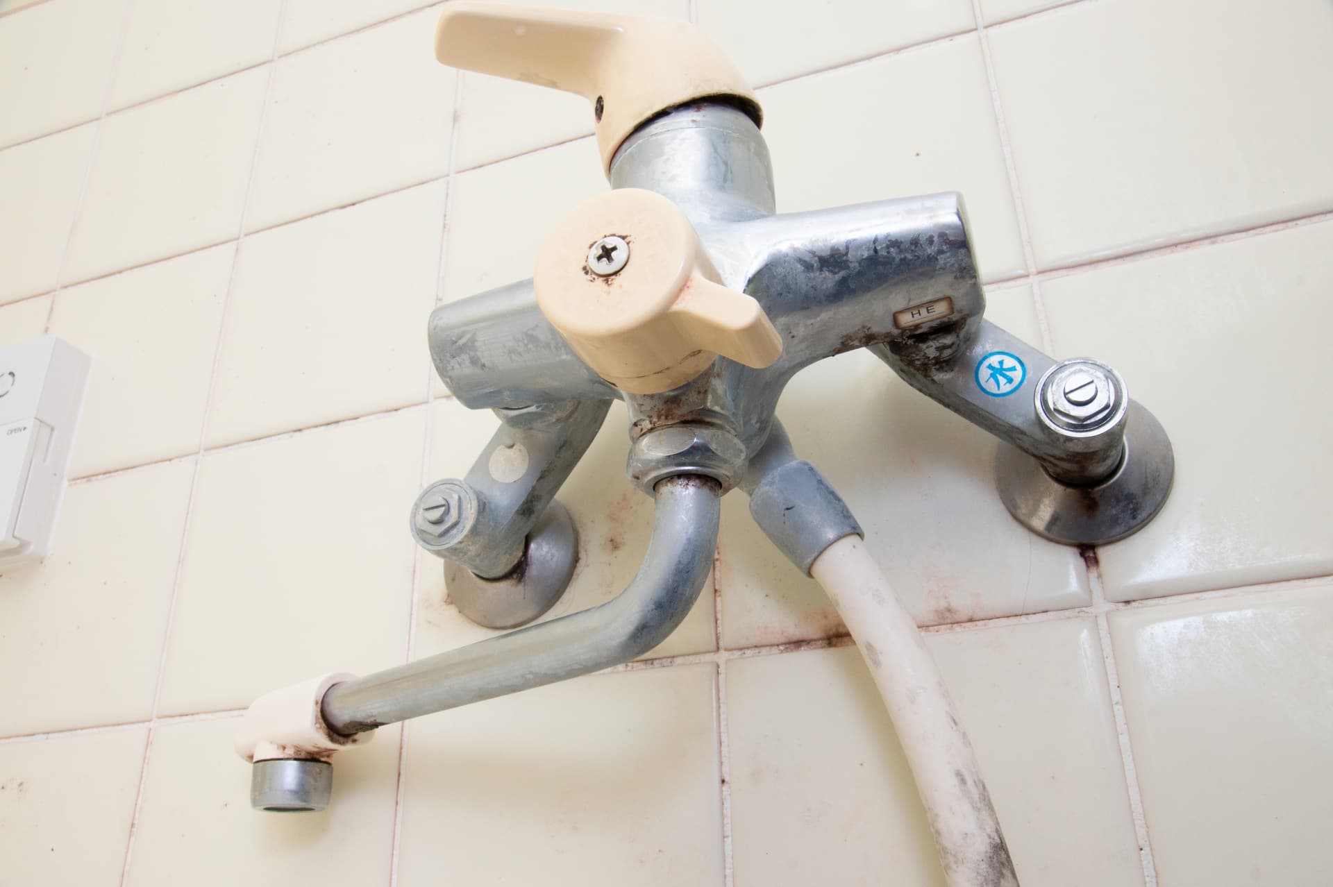 シャワーの水漏れ対処法|応急処置と原因別の直し方・修理費用の目安 11 シャワー根元からの水漏れの直し方