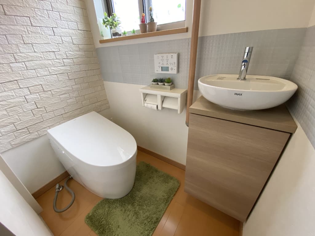 タンクレストイレから水漏れ!原因・直し方や修理費用の目安を紹介 6 タンクレストイレの水漏れ原因と直し方