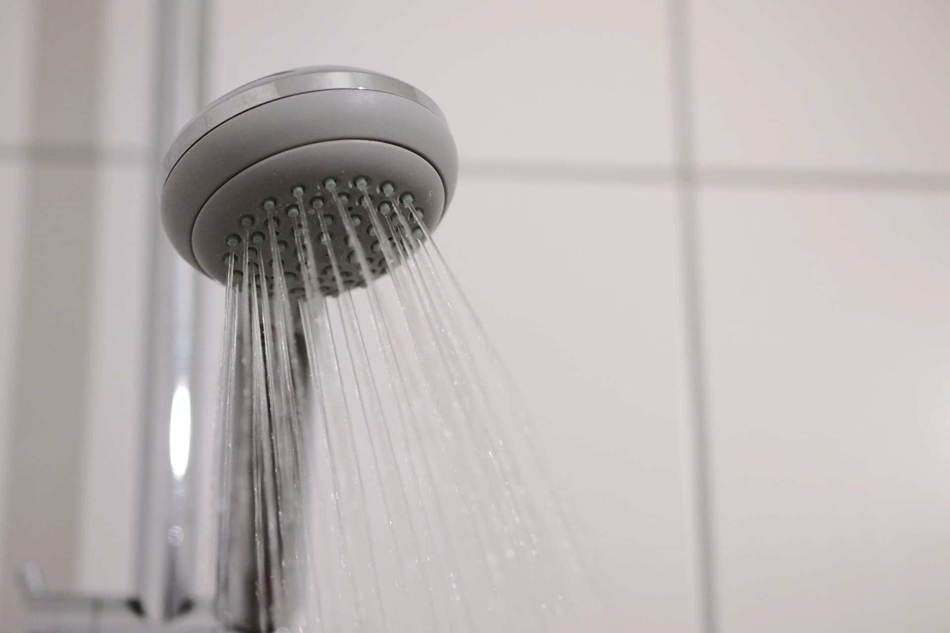 シャワーの水漏れ対処法|応急処置と原因別の直し方・修理費用の目安 9 シャワーヘッドからの水漏れの直し方