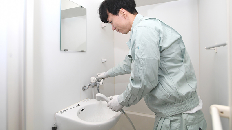 シャワーの根元から水漏れする原因と修理方法を解説!業者依頼の判断基準も 5 シャワーの根元修理は業者に依頼すべき?