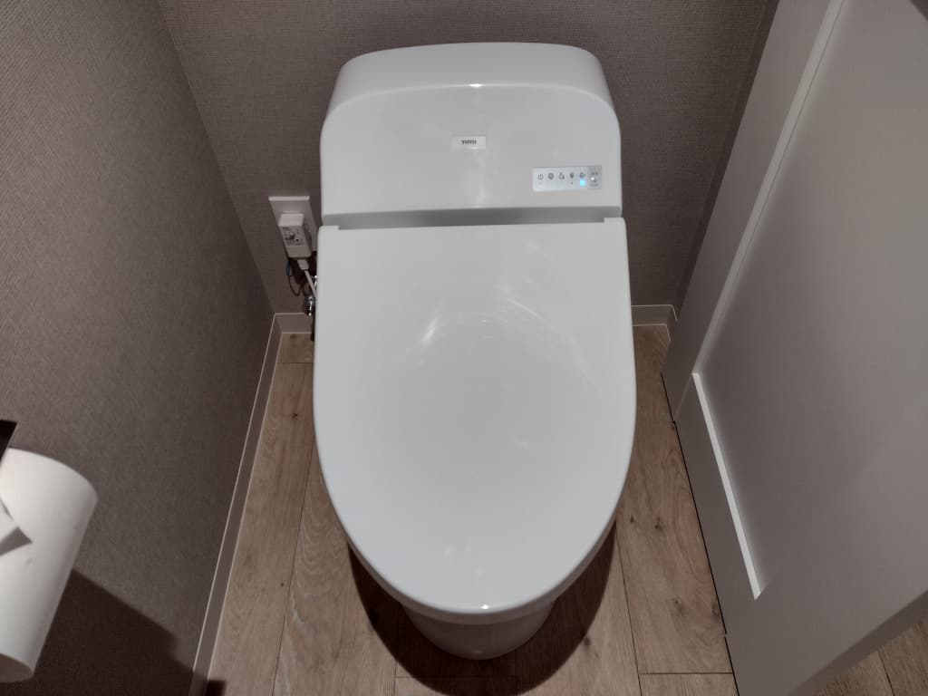 タンクレストイレから水漏れ!原因・直し方や修理費用の目安を紹介 5 タンクレストイレで水漏れしたら取るべき行動