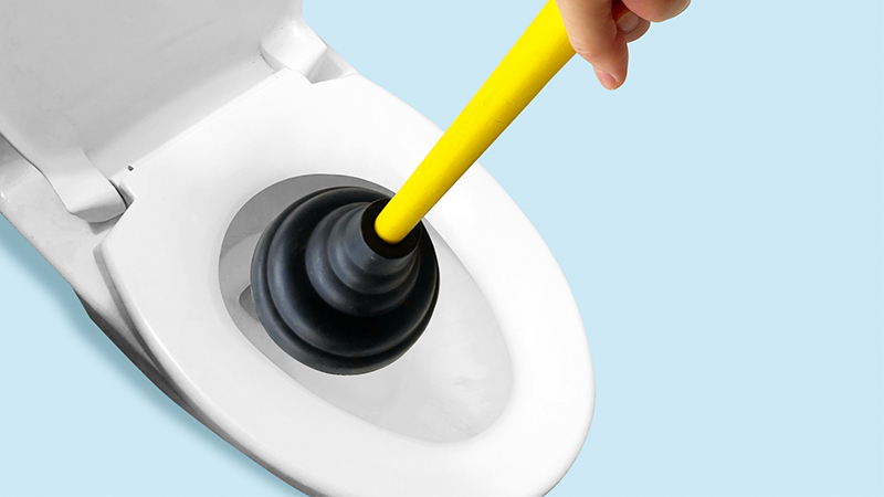 トイレに髪の毛を流すとどうなる?つまりのリスクと正しい対処法を解説 3 トイレに髪の毛を流してつまったときの対処法