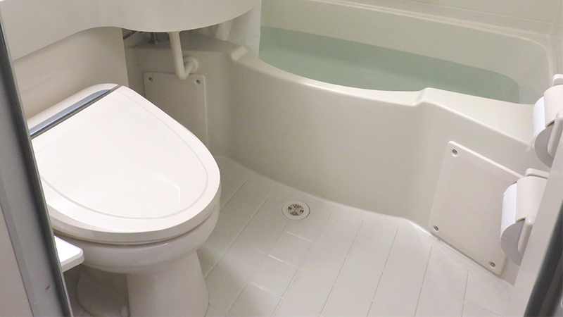 トイレに髪の毛を流すとどうなる?つまりのリスクと正しい対処法を解説 4 トイレに髪の毛を流してしまうよくある場面