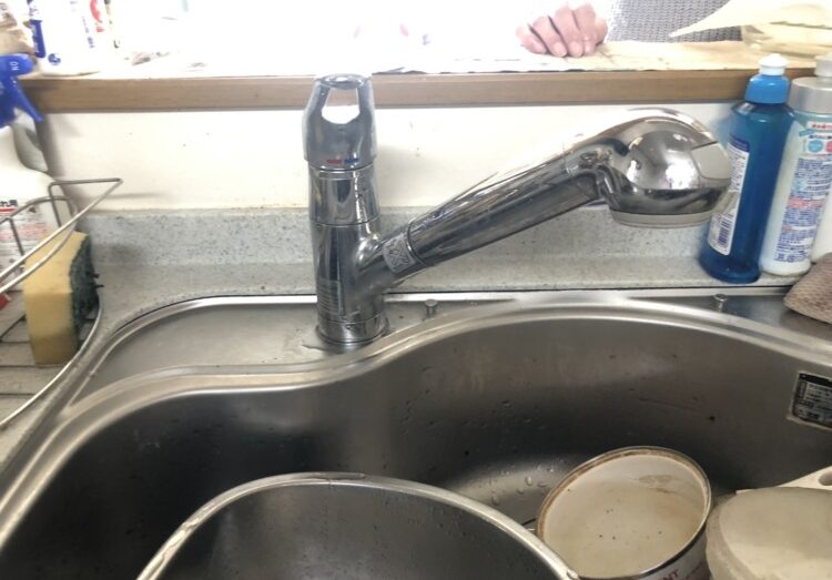 シンク下の水濡れを解決。蛇口交換で家事がもっと軽やかに / 兵庫県尼崎市 施工前