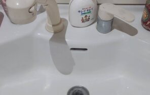 洗面台の混合水栓を30分で交換！黄ばんだ古い水栓を新しく入れ替え / 兵庫県姫路市 施工前