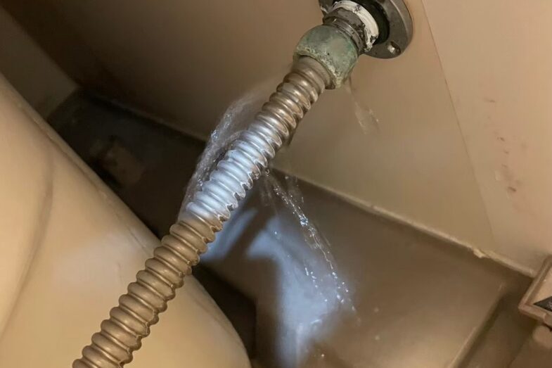 浴室の追い焚き配管接続部の水漏れ修理 / 大阪府大阪市 施工前