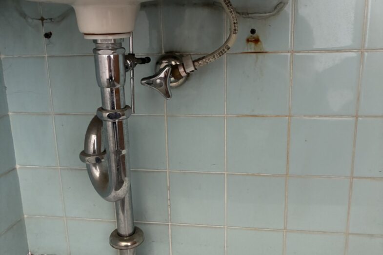 洗面所の壁内配管からの漏水修繕 / 大阪府大阪市 施工前