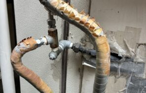 屋外給湯配管の交換と保温材の巻き直し / 大阪府茨木市 施工前